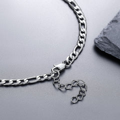 Colar com corrente Figaro com placa de identificação personalizada para mulheres