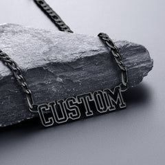 Colar com corrente Figaro com placa de identificação personalizada para mulheres