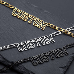 Colar com corrente Figaro com placa de identificação personalizada para mulheres