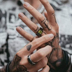 Anel de pedra de nascimento masculino