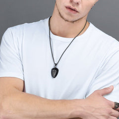 Colar masculino com cruz cristã e escudo Joshua 19