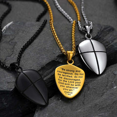 Colar masculino com cruz cristã e escudo Joshua 19