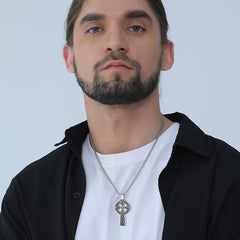 Colar com pingente de cruz celta grande para homens e mulheres