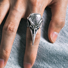 Anel de caveira de corvo viking com nó celta masculino
