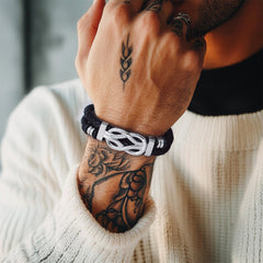 Pulseira de couro com nó de amor infinito personalizada