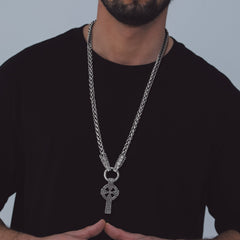 Colar de nó celta com cruz e corrente de corda de lobo masculino