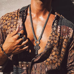 Colar de nó celta com cruz e corrente de corda de lobo masculino