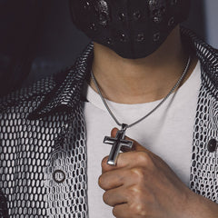 Colar com pingente de cruz esmaltado preto cristão para homens e mulheres