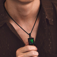 Colar masculino gótico com garra de dragão e cristal rubi