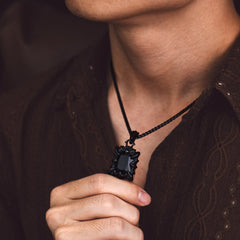 Colar masculino gótico com garra de dragão e cristal rubi