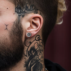 Brincos de pino Viking Rune com zircônia preta e ônix e runas de 10 mm