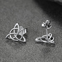 Brincos de pino de triquetra celta de prata esterlina para mulheres