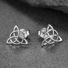 Brincos de pino de triquetra celta de prata esterlina para mulheres