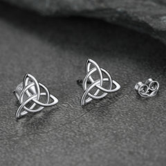 Brincos de pino de triquetra celta de prata esterlina para mulheres