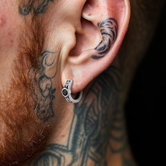 Brincos de argola Huggie com nó celta de ônix preto para homens