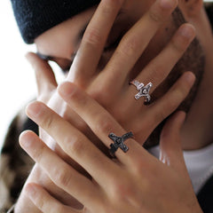 Anel masculino com crucifixo e cruz de Jesus cristão