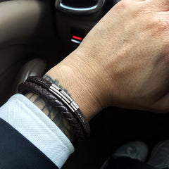 Conjunto de pulseira e colar com corrente de couro trançado