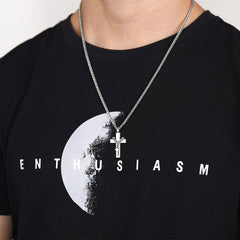 Colar com pingente de urna de cremação com cruz dupla personalizada e cinzas