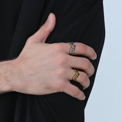 Anel masculino com coroa de espinhos e Jesus cristão