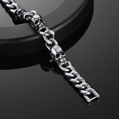 Pulseira de elos grossos de corrente cubana com caveira gótica