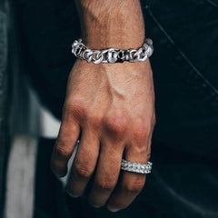 Pulseira de elos grossos de corrente cubana com caveira gótica