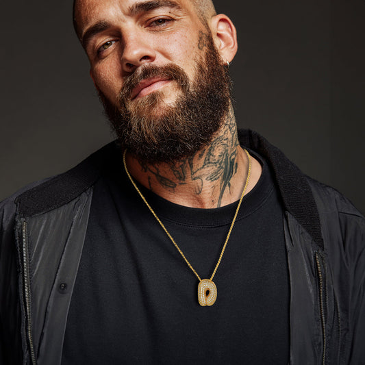 Colar com corrente inicial e letras em formato de bolha de zircônia cúbica dourada e caixa de rolo para mulheres