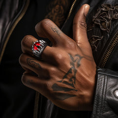 Anel masculino com dentes de dragão gótico e olhos vermelhos malignos