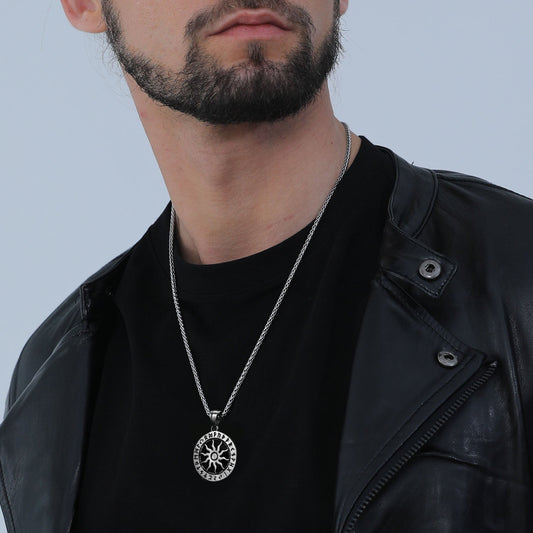 Colar com pingente de runa da roda solar viking masculino