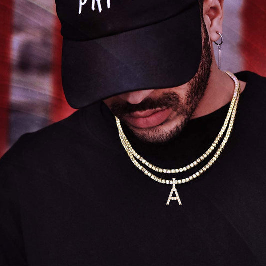 Colar com pingente de letra inicial e corrente de tênis feminino