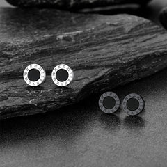 Brincos de pino de ônix preto com algarismos romanos em prata esterlina