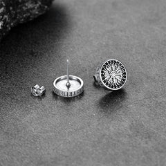 Brincos de pino com bússola viking e runas em prata esterlina