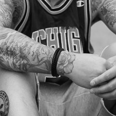 Pulseira Son com punho de couro trançado duplo preto personalizada e gravada