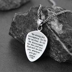 Colar masculino com cruz cristã e escudo Joshua 19