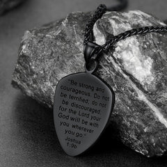 Colar masculino com cruz cristã e escudo Joshua 19