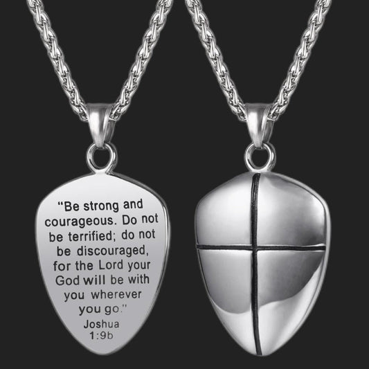 Colar masculino com cruz cristã e escudo Joshua 19
