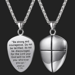 Colar masculino com cruz cristã e escudo Joshua 19