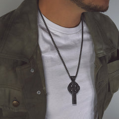 Colar com pingente de cruz celta irlandesa para homens e mulheres