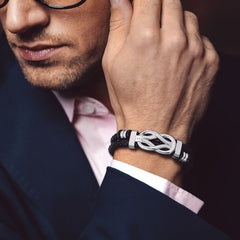 Pulseira de couro com nó de amor infinito personalizada