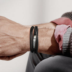 Pulseira personalizada de couro trançado com identificação para filho, pai e marido