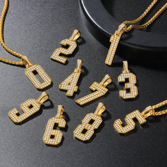 Colar feminino com corrente inicial e número dourado e zircônia cúbica