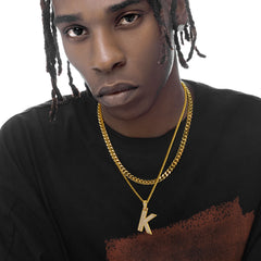 Colar feminino com corrente inicial e número dourado e zircônia cúbica