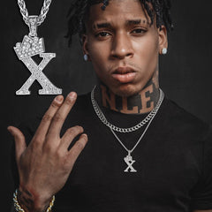 Colar com letra inicial e zircônia cúbica brilhante