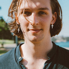 Brincos clássicos assimétricos com pingente em cruz para homens e mulheres