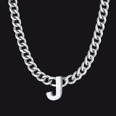 Colar feminino com corrente de elos cubanos personalizados de 7 mm e letra inicial de 18 polegadas