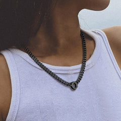 Colar feminino com corrente de elos cubanos personalizados de 7 mm e letra inicial de 18 polegadas