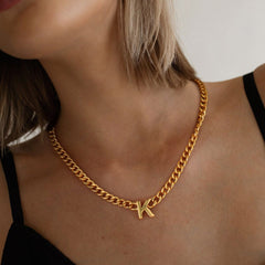 Colar feminino com corrente de elos cubanos personalizados de 7 mm e letra inicial de 18 polegadas