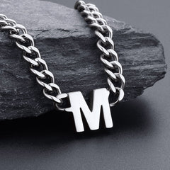 Colar feminino com corrente de elos cubanos personalizados de 7 mm e letra inicial de 18 polegadas