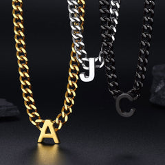 Colar feminino com corrente de elos cubanos personalizados de 7 mm e letra inicial de 18 polegadas