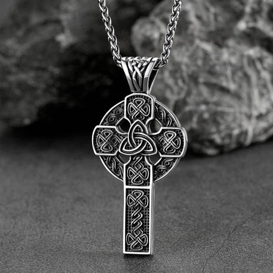 Colar com pingente de cruz celta irlandesa para homens e mulheres