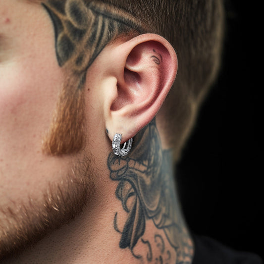 Brincos de argola Huggie com caveira de zircônia cúbica para homens